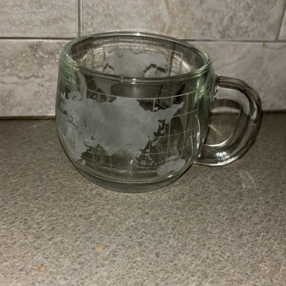 EUC 8 oz Nestle world mug with handle clear 3” depth 4” with handle 3” circum